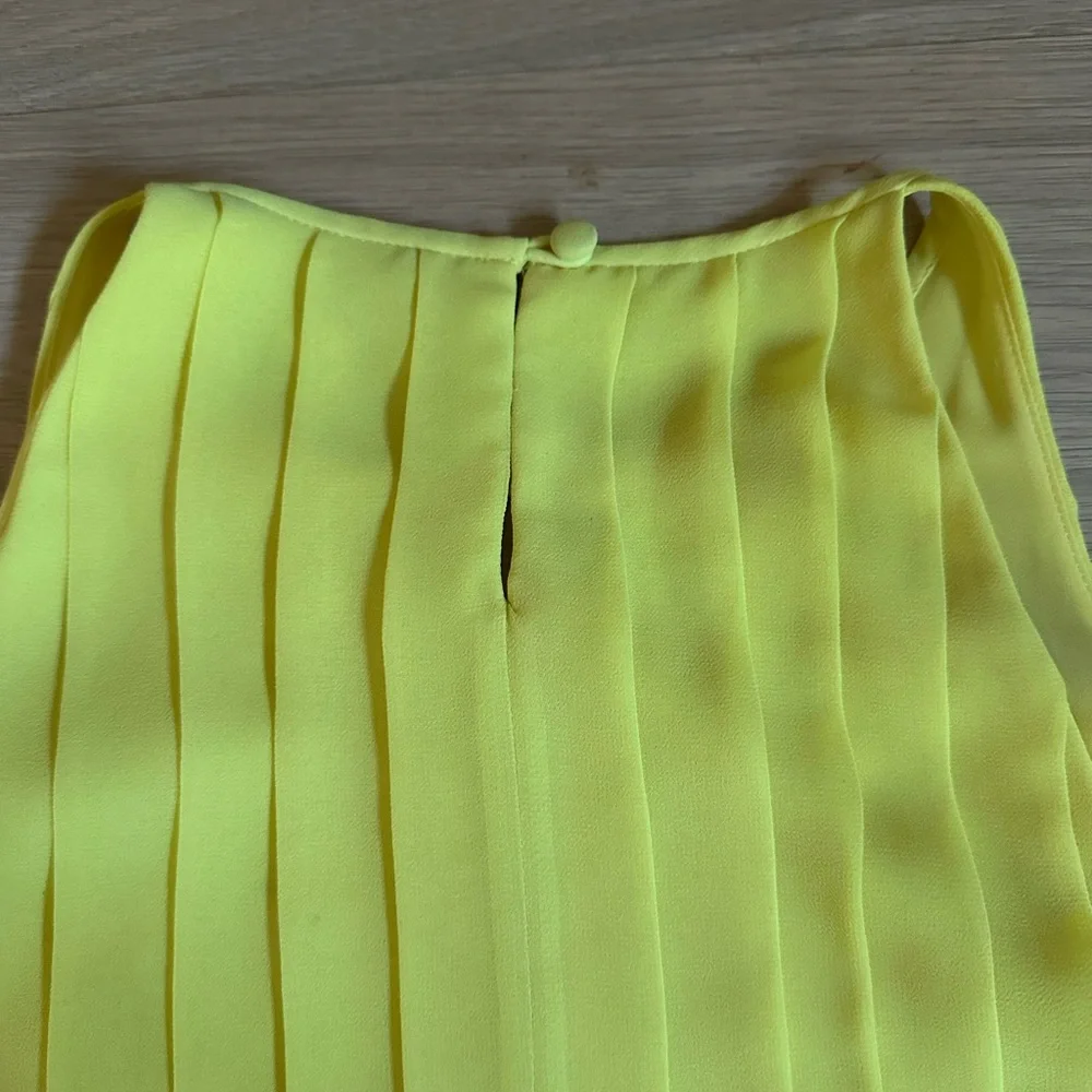 J.Crew Yellow Keyhole Pleated Chiffon Sleeveless Blouse Size 2 - Picture 5 of 7